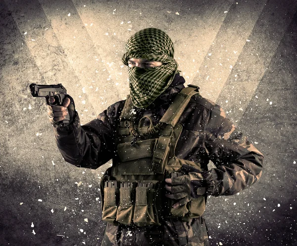 Portretul unui soldat înarmat mascat periculos cu fundal morocănos — Fotografie, imagine de stoc