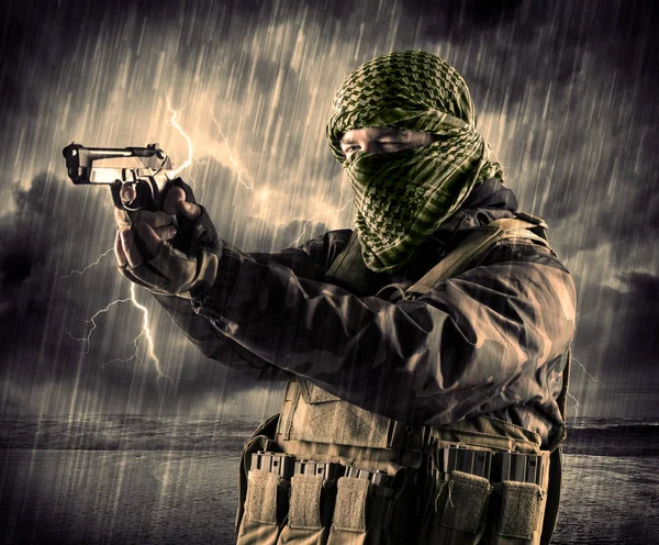 Gefährlicher bewaffneter Terrorist mit Maske und Waffe im Gewitter mit Blitz — Stockfoto