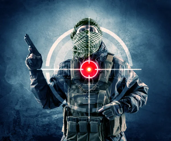 Maskerade terrorist man med pistol och laser target på hans kropp — Stockfoto