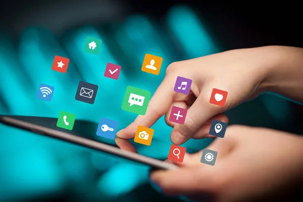 Fingrar vidröra tablett med appar — Stockfoto