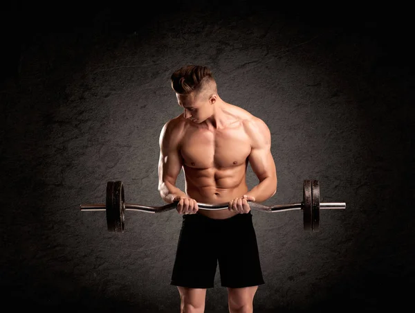 Sexy weight lifter guy showing muscles — Stock Photo, Image