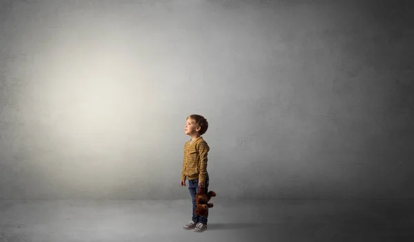 Kleine waggish jongen in een lege ruimte — Stockfoto