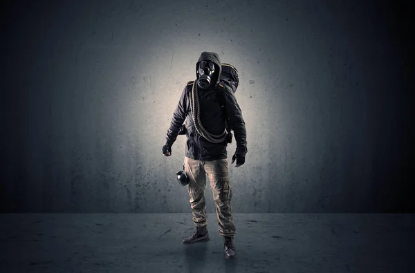 Agent in a dark space with arms — Stock Photo, Image