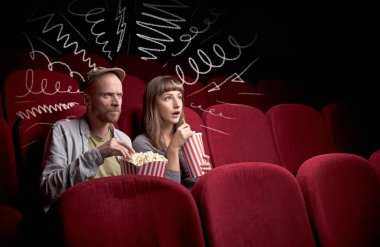 Sinemada film izleyen sevimli bir çift. 