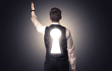 Sırtında siyah anahtar deliği ile ayakta adam