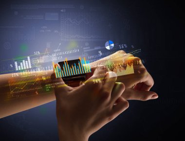 Smartwatch giyen kadın eli kapatın