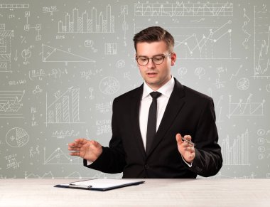 Masada oturan bir iş adamı.