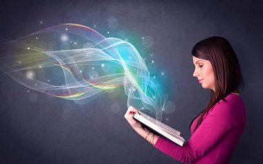 Genç Bayan dalgalar ile kitap