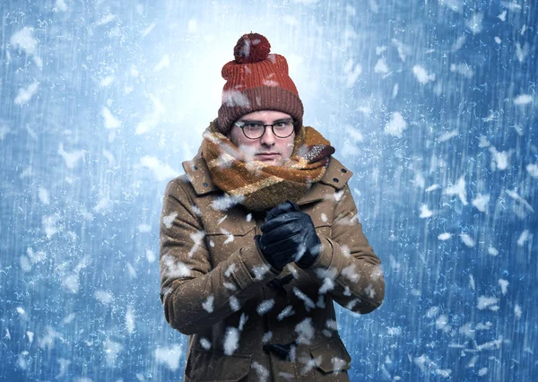 Jóképű fiú reszket a hóvihar koncepció — Stock Fotó