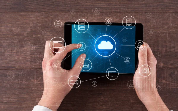 Main à l'aide d'une tablette avec concept de système informatique en nuage centralisé — Photo