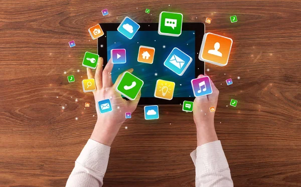 El tablet sıçrama uygulama simgeleri kavramı ile kullanma
