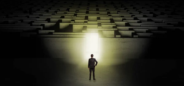 Geschäftsmann beginnt eine Herausforderung im dunklen Labyrinth — Stockfoto