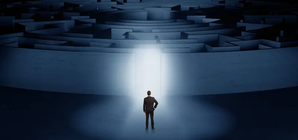 Uomo d'affari che inizia un labirinto concentrico — Foto Stock
