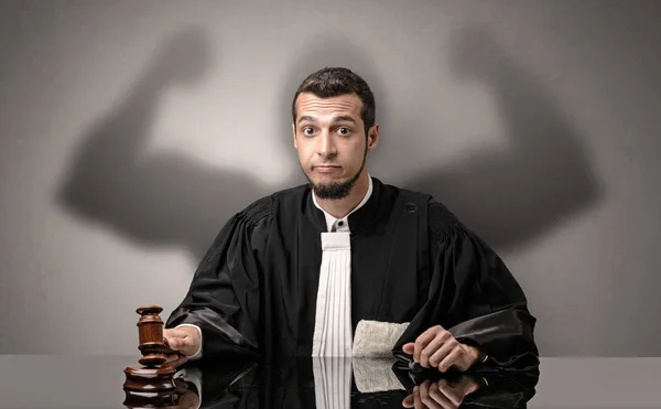 腕っ節の強い裁判官の意思 — ストック写真