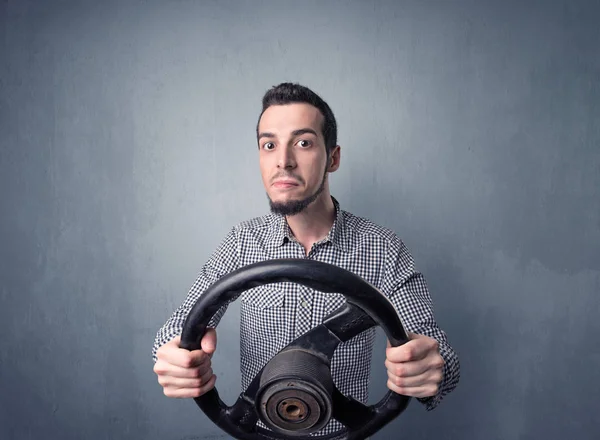 Homem segurando volante — Fotografia de Stock