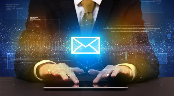 Imprenditore digitazione e mailing icona sopra — Foto Stock