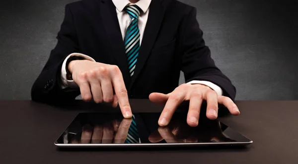 Man typing  in formal clothing — Stock Photo, Image