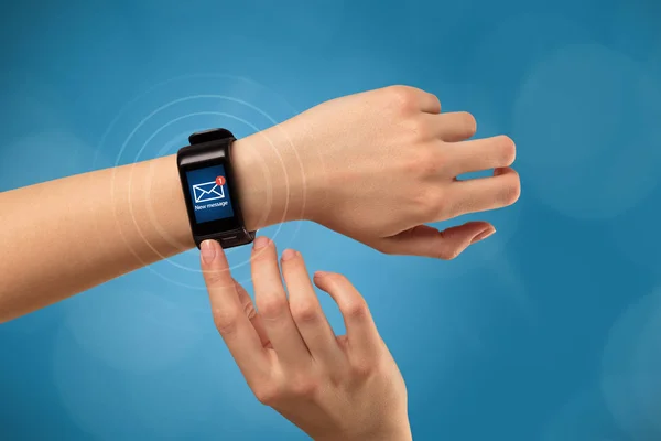 Mano con smartwatch e sfondo blu — Foto Stock