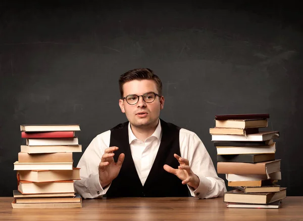 Lehrer mit Büchern — Stockfoto