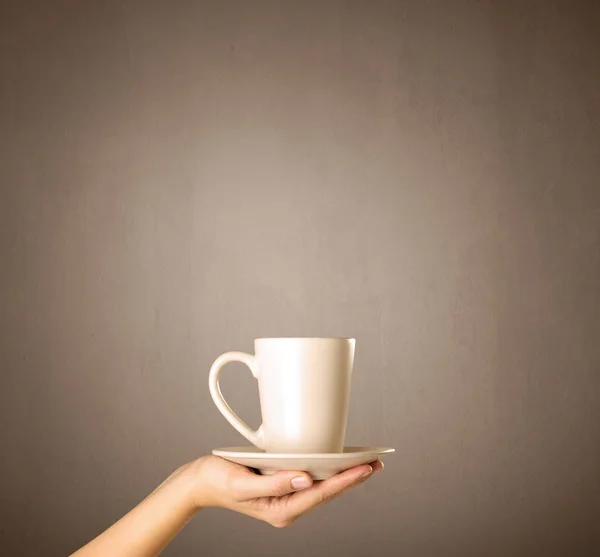 Vrouwelijke hand met thee mok — Stockfoto