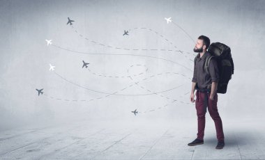 Sırt çantalı genç adam.