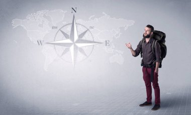 Sırt çantalı genç adam.