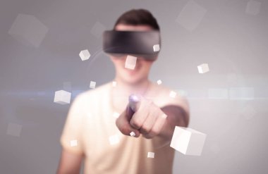 Adam sanal gerçeklik gözlüğü takıyor.