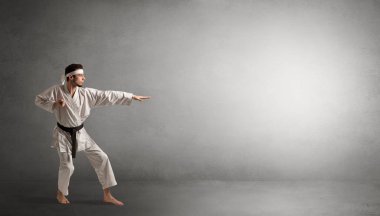 Boş bir alanda mücadele küçük karate adam