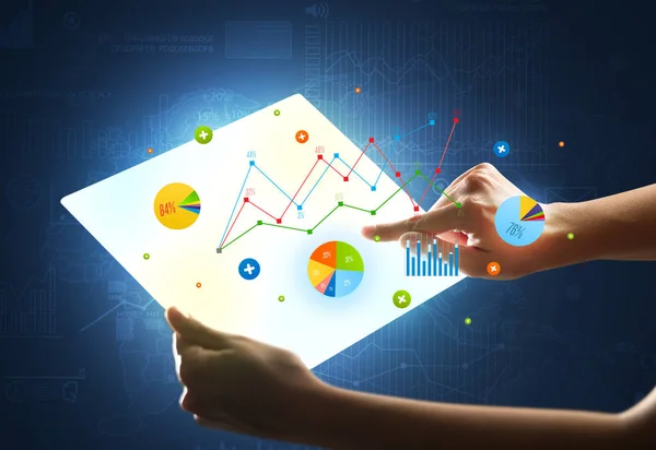 Hände berühren eine glasartige Tablette mit Diagrammen — Stockfoto