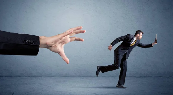 Zakenman die loopt van de hand — Stockfoto