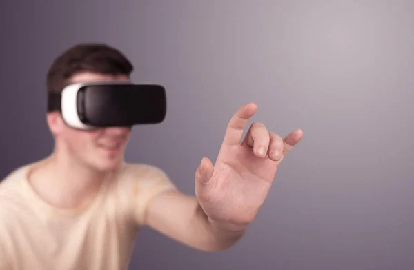 Homme portant des lunettes de réalité virtuelle — Photo