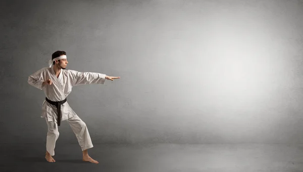 Pequeño karate luchando en un espacio vacío — Foto de Stock