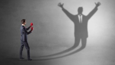 İş adamı silahsız işadamı gölge ile mücadele