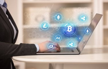 Bitcoin bağlantı ağı ve online kavramı ile dizüstü bilgisayar üzerinde çalışan iş kadın