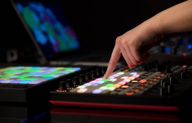 Karıştırma müzik MIDI denetleyicisi üzerindeki el