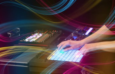 Renkli vibe kavramı ile karıştırma müzik MIDI denetleyicisi üzerindeki el