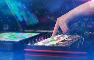 Partinin kulüp renkler ile MIDI denetleyicisi müzik karıştırma el