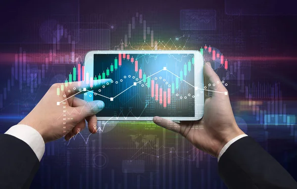 Tablet mão segurando com relatórios globais e conceito de mudança do mercado de ações — Fotografia de Stock