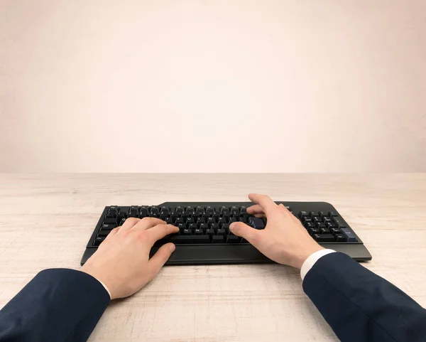 Elegante hombre de negocios mano escribiendo sobre fondo claro — Foto de Stock