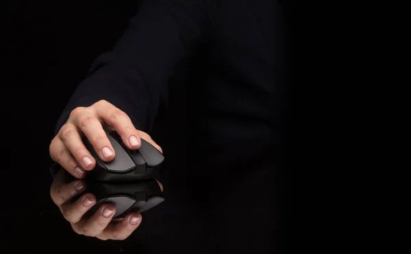 Χέρι χρησιμοποιώντας το ποντίκι σε σκούρο φόντο — Φωτογραφία Αρχείου