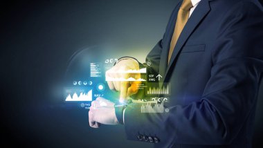 Smartwatch giyen işadamı.