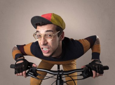 Boş arka plan ile çılgın bisikletçi