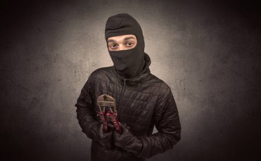 Hırsız aracı ile.