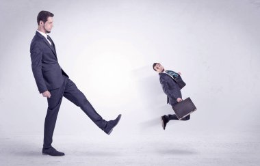 Büyük adam küçük kendisini kovuyor