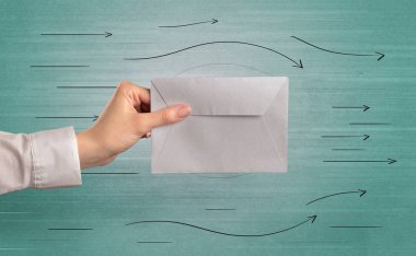 Zarf oklarla tutan el