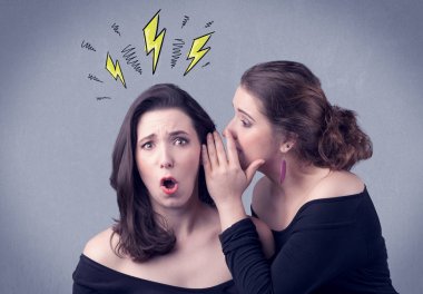 Kız onu kız arkadaşına gizli şeyler söylüyorum