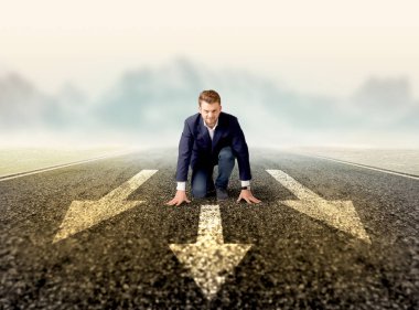 Hazır konumda diz çökmüş işadamı