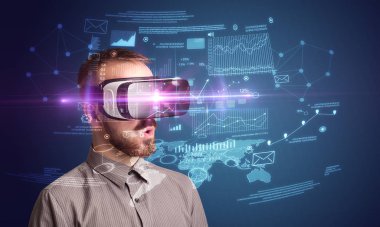 İşadamı ile sanal gerçeklik koruyucu gözlük 