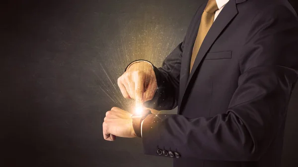 Empresario usando smartwatch . —  Fotos de Stock