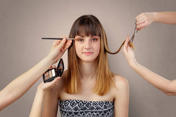 Retrato de uma jovem mulher no cosmetician — Fotografia de Stock